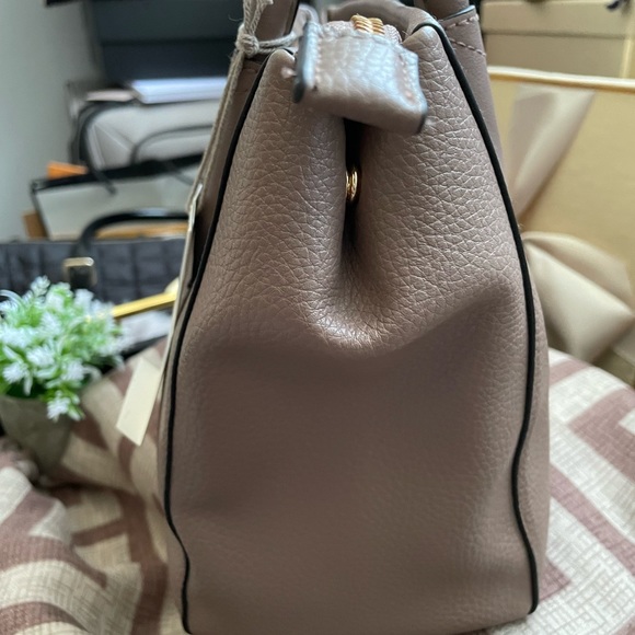 🎁GIFTED🎁🔥🔥DEAL🔥🔥✨Taupe Tote Bag Crossbody ✨NWT - Picture 11 of 12